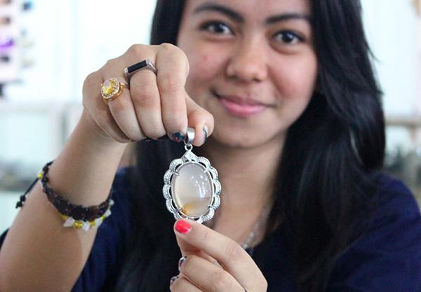 Duh, Cantiknya Gadis yang Hobi Koleksi Batu Akik Ini