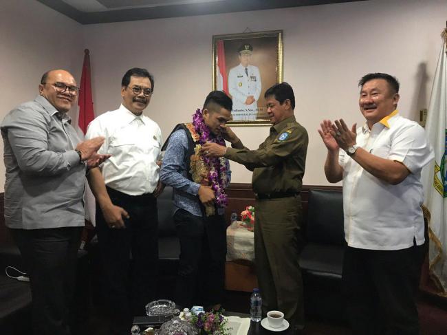 Plt Gubernur Isdianto Sambut Atlet MMA Batam Jeka Saragih
