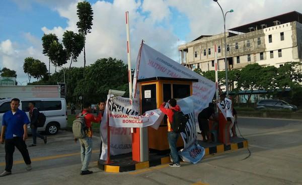Warga Segel Pos Parkir Ruko Centre Park Jodoh
