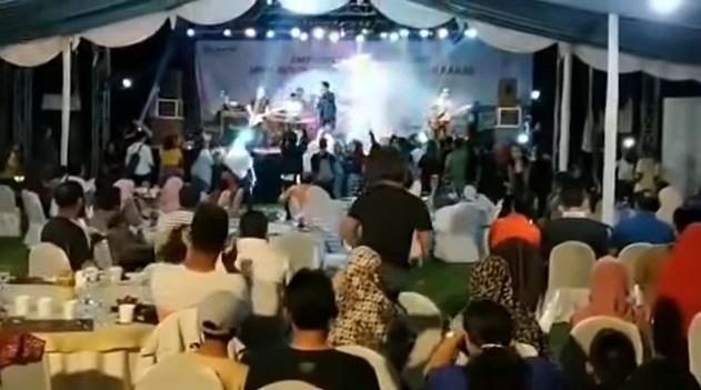 Video: Detik-detik Tsunami Hantam Panggung Saat Penampilan Band Seventeen