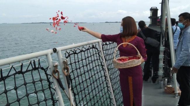 Keluarga Korban Sriwijaya Air SJ-182 Tabur Bunga di Perairan Kepulauan Seribu