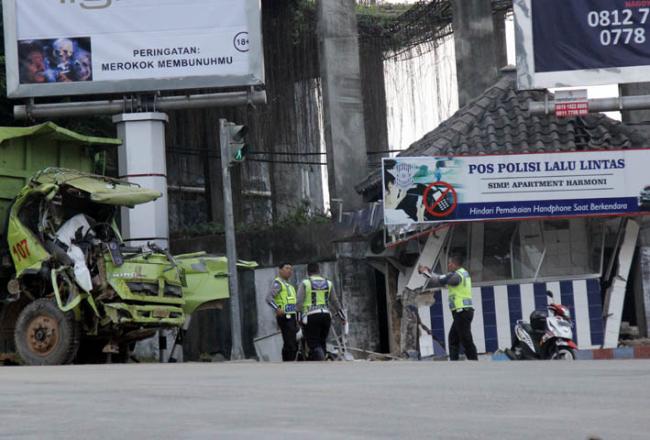 Truk Pengangkut Tanah Tabrak Pos Polisi Nagoya Hingga Hancur