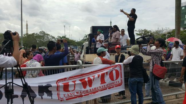 Ratusan Pengunjuk Rasa Protes Kenaikan Tarif UWTO