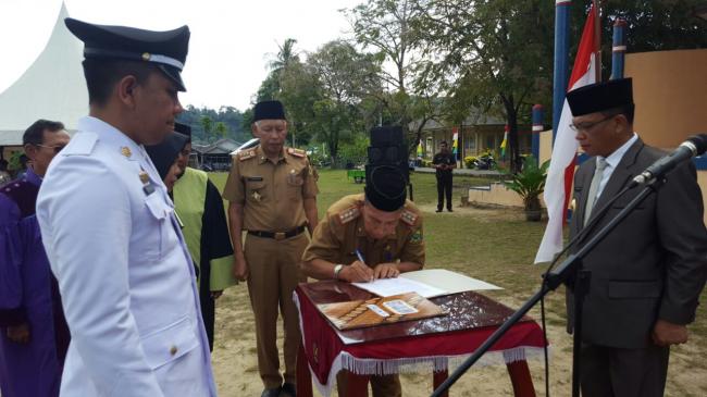 Bupati Lingga Lantik Pejabat Pengawas di Lapangan Bola