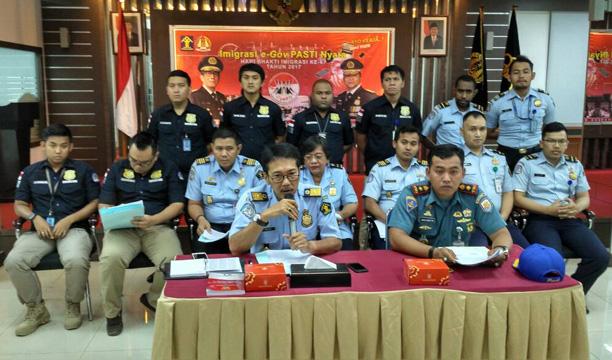 Kena Razia, 3 WN Singapura yang Mengaku Anggota Militer Dideportasi  
