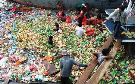 Ribuan Bungkus Mi Instan dari Kapal Karam Jadi Bancakan Warga Karimun
