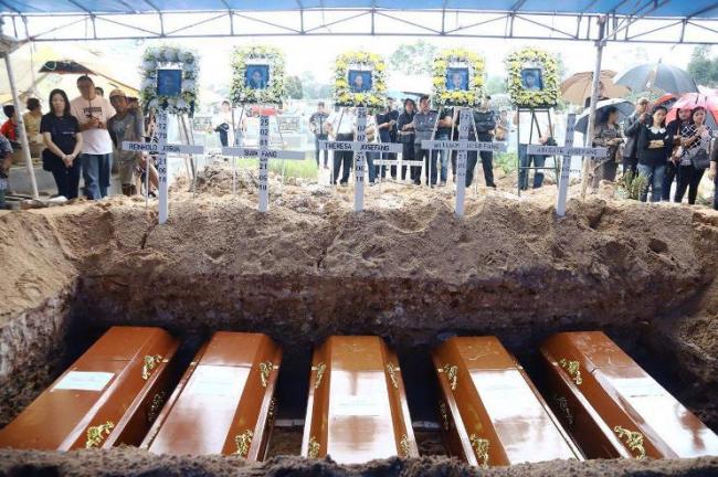 Sedihnya, Jenazah Josua, Istri dan 3 Anaknya Dikubur Satu Liang