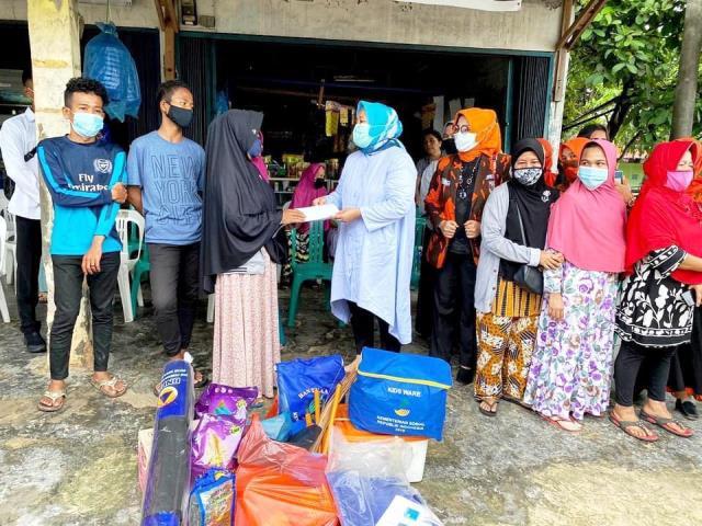 Tinjau Korban Kebakaran di Seilekop, Marlin Ajak Tabah Sambil Serahkan Bantuan