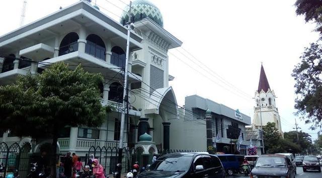 Persahabatan Luar Biasa antara Masjid dan Gereja di Kota Malang
