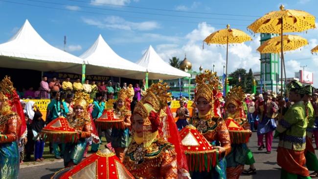 Aunur Rafiq Bawa 700 Orang Ramaikan Pawai MTQ di Lingga
