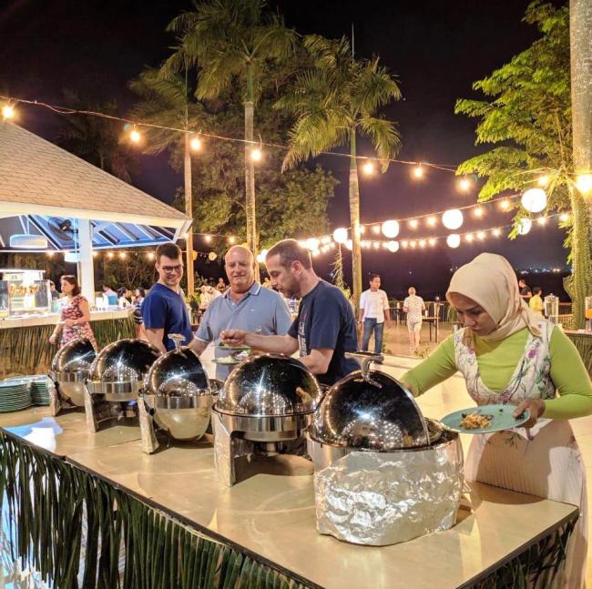 Harris Resort Waterfront Batam Adakan Pesta Dinner Bertema Beach Party