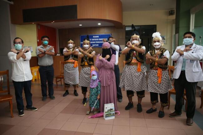 Ibu dan Anak Pasien Sembuh Covid-19 di RSBP Dihibur Punakawan
