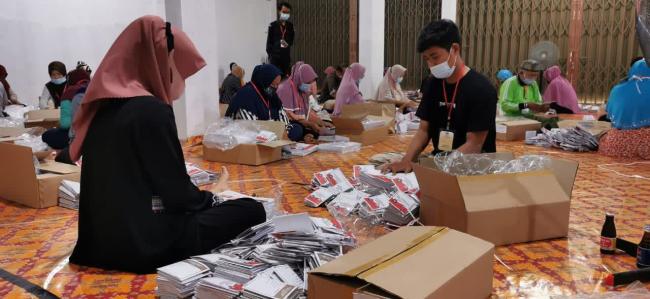 KPU Karimun Jalankan Prokes Ketat untuk Petugas Pelipat Surat Suara