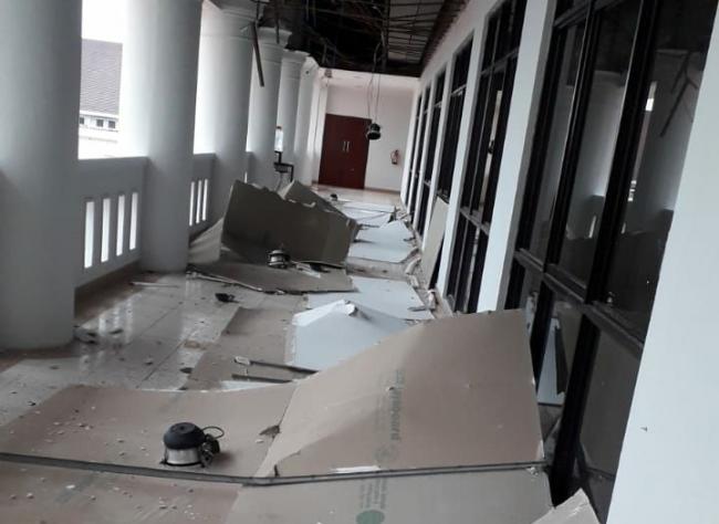 Pusat Perkantoran Gubernur Kepri Porak Poranda Diterjang Angin Kencang