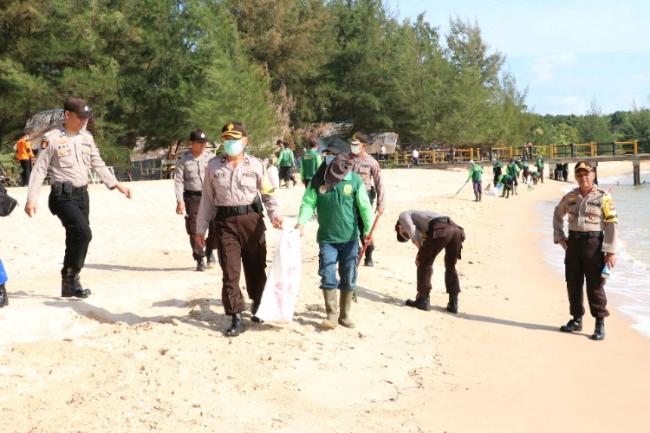 Polres Lingga Serbu Pantai Sergang di Singkep