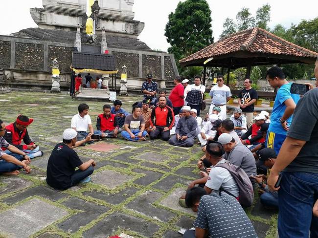 Ustad Abdul Somad Dipersekusi di Bali, Warga Melayu Datangi Pura di Batam