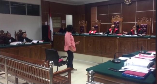 Sidang Tjipta Fujiarta Ricuh, Saksi Beri Keterangan Sembari Berdiri
