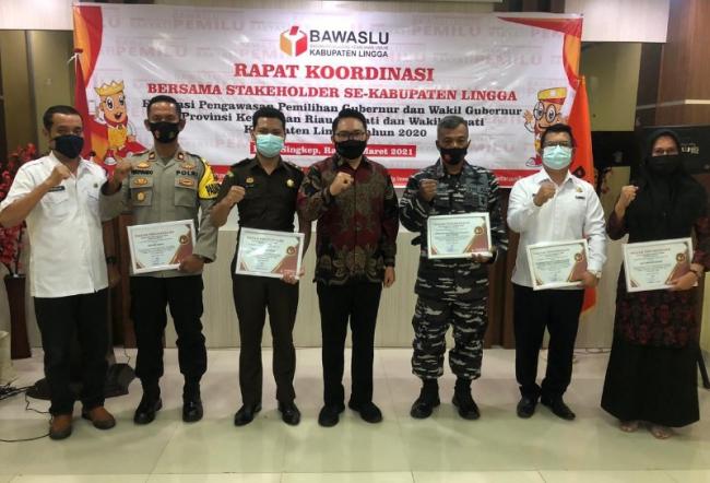 Bawaslu Lingga Bagi-bagi Penghargaan di Rakor Evaluasi Pilkada Serentak 2020