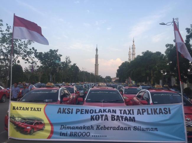 BREAKING NEWS! Taksi Pangkalan Blokir Jalan Engku Putri