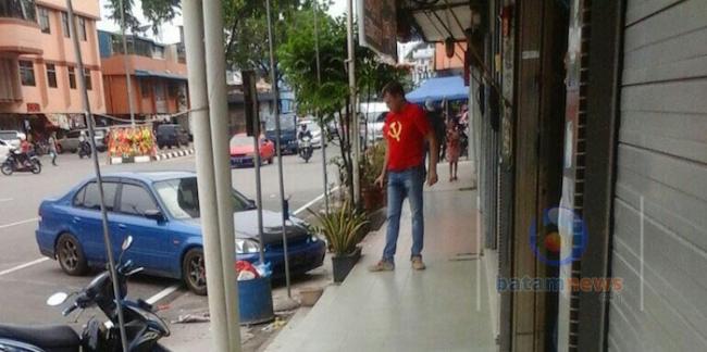 Kronologi WNA Rusia Kepergok Gunakan Kaos Berlogo Palu Arit di Jodoh