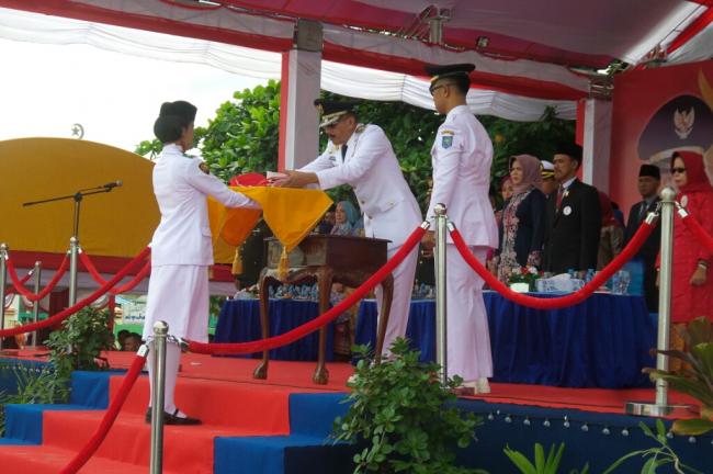 Pesawat Cassa Terbang Rendah di Atas Peserta Upacara