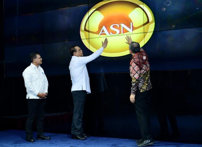 Ungkap Kasus Penipuan CPNS dan Properti, Menteri PAN-RB Beri Penghargaan Anggota Polri
