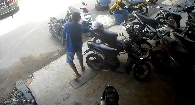 Tampang Maling Helm yang Terekam CCTV di Ruko Nagoya Newtown
