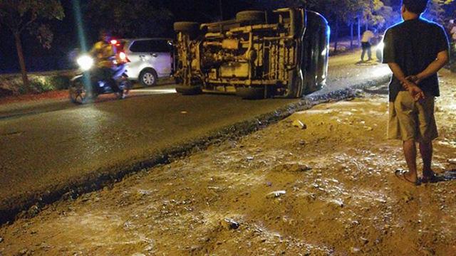 DOR! Polisi Keluarkan Tembakan, Mobil Carry Malah Serempet Mobil Patroli