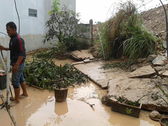 Foto-foto Longsor Hantam Rumah di Kawasan Sukajadi