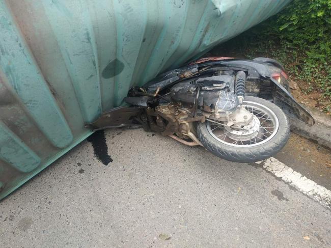 Sepeda Motor Tertimpa Kontainer di Simpang Fanindo, Begini Nasib Pengendaranya