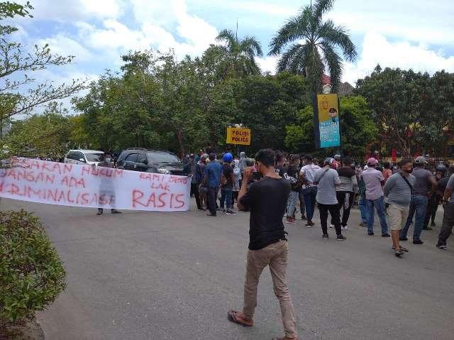 Sekelompok Warga Demo di Depan Polsek Batam Kota, Ini Tuntutannya