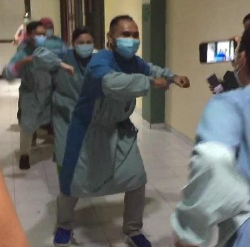 Kocak, 5 Pasien Corona Goyang Tiktok di RSBP Batam