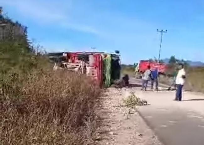 Jalan Trans Batubi di Natuna Makan Korban, Giliran Truk Fuso Terguling