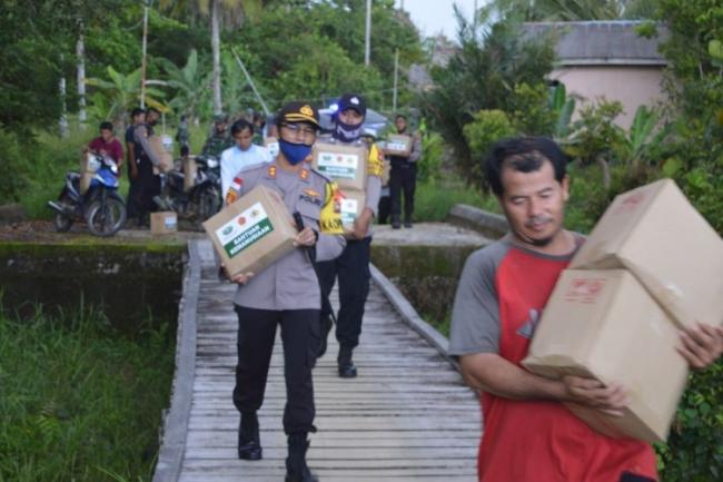 TNI-Polri di Natuna Bagi Ratusan Paket Sembako Untuk Warga Bunguran Utara