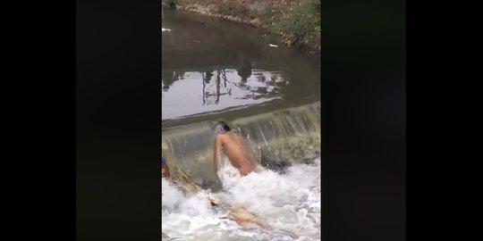 Video: Dikira Mayat Nyangkut di Kali, Ternyata Pria Aneh Ini Lagi Mandi