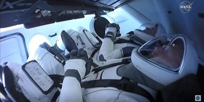 SpaceX Berhasil Orbitkan Dua Astronot NASA ke Luar Angkasa