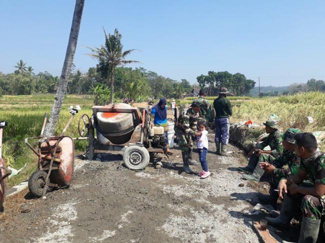 Kepedulian Tim Satgas Tolong Anak Lompati Jalan Yang Masih Basah