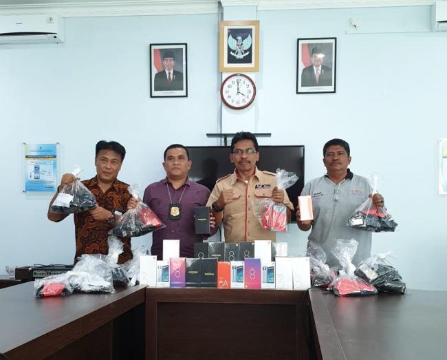 Balmon Batam Sita Perangkat Radio Ilegal dan Operator Selular Tak Berizin