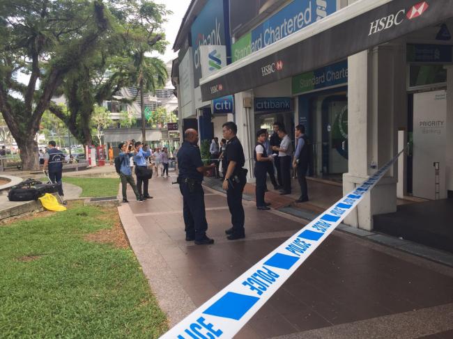 Perampok Beraksi di Bank Standard Chartered Singapura