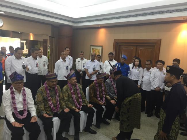 Tiba di Bandara, Lukita cs Disambut Ritual Melayu