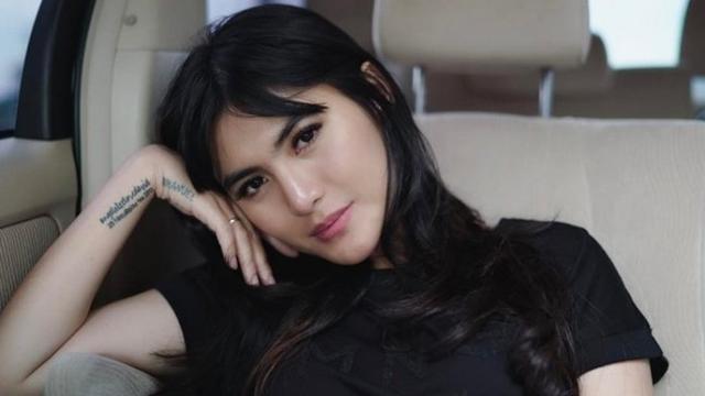 Ketika Angela Lee Dipegang-pegang Kakek Sugiono
