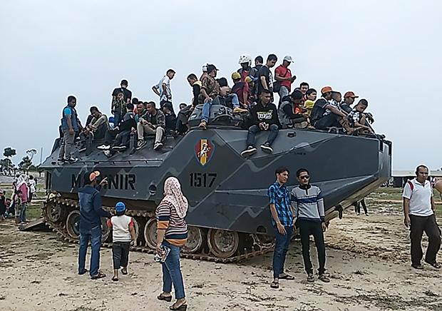 Asiik, Warga Batam Jajal Ketangguhan Tank Tempur Marinir. Ini foto-fotonya 