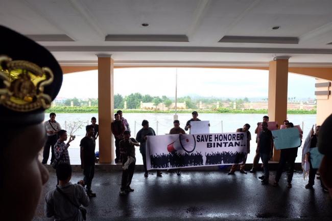  Mahasiswa dan Honorer Tidak Lulus Demo Bupati Bintan 