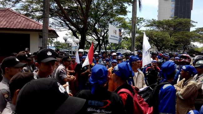 Massa Buruh Mulai Merangsek ke Kantor Wali Kota Engku Putri Batam. Hindari Jalan Ini