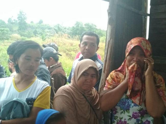 Istri Korban Tenggelam Histeris di Dam Tembesi