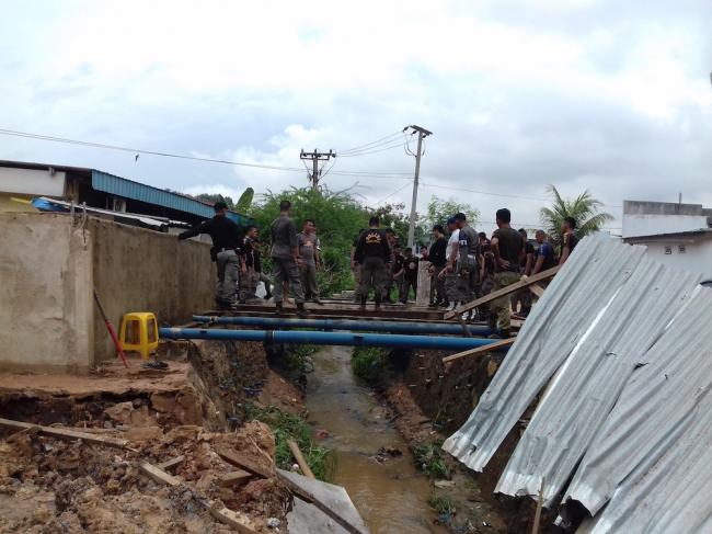 Dua Kios di Lokasi Banjir Melchem Dibongkar Satpol PP