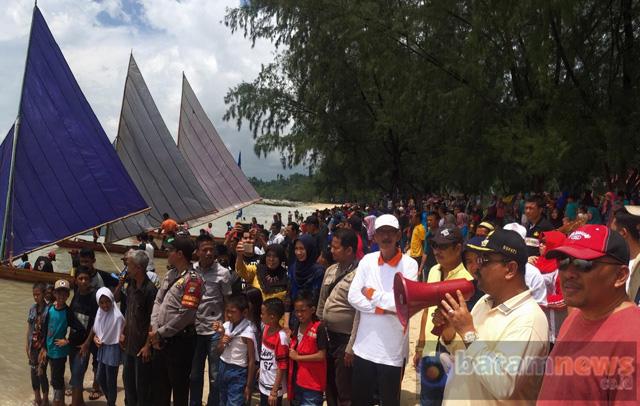 Bupati Aunur Rafiq Buka Lomba Sampan Layar di Pantai Pongkar
