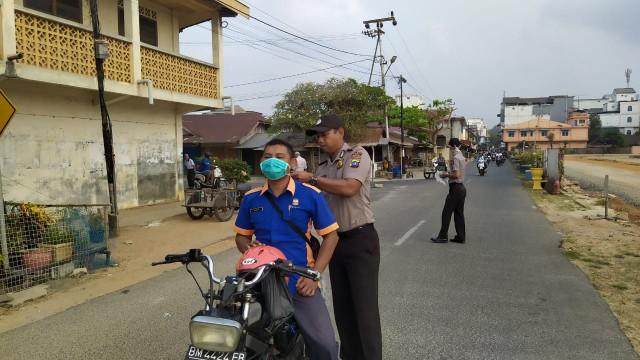 Antisipasi Dampak Pekatnya Kabut Asap, Polres Lingga Gencar Bagi Masker