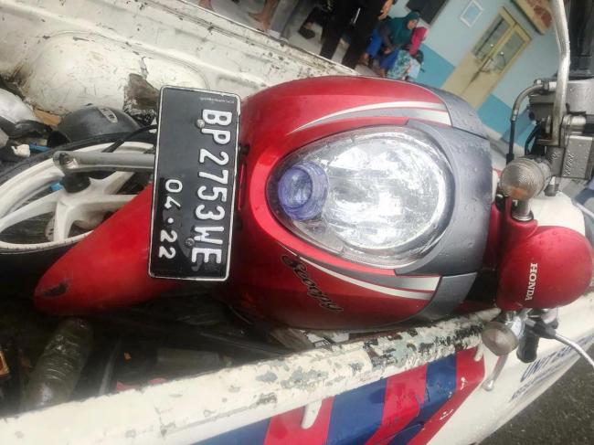 Pengemudi Kabur Usai Seruduk Kakek-nenek yang Boncengan di Lampu Merah