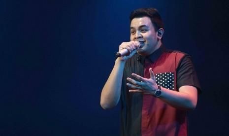 Tampil Memukau di Batam, Tulus: Ayo Kita Berdiri dan Goyang